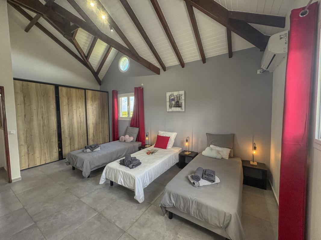 28.Location villa piscine le moule guadeloupe_Chambre enfants